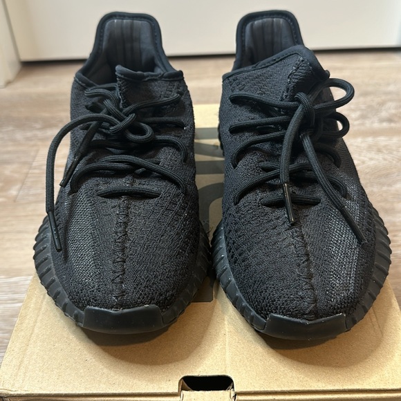 Yeezy 350 v2 men’s 6.5 women’s 8. Black - Picture 2 of 9